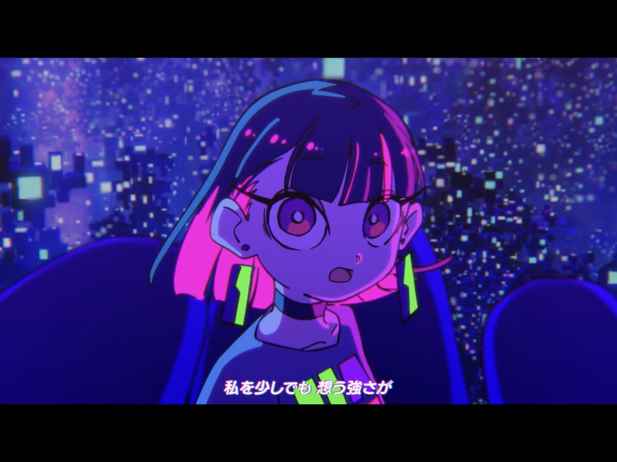 the image showcases a closeup of a young anime girl with large, expressive eyes. she has vibrant pink and black hair, accented by neon green earrings. the background depicts a futuristic cityscape at night, potentially from the perspective of someone on an amusement park ride, bathed in a vibrant, electric color palette.  the text overlaid on the image is japanese.