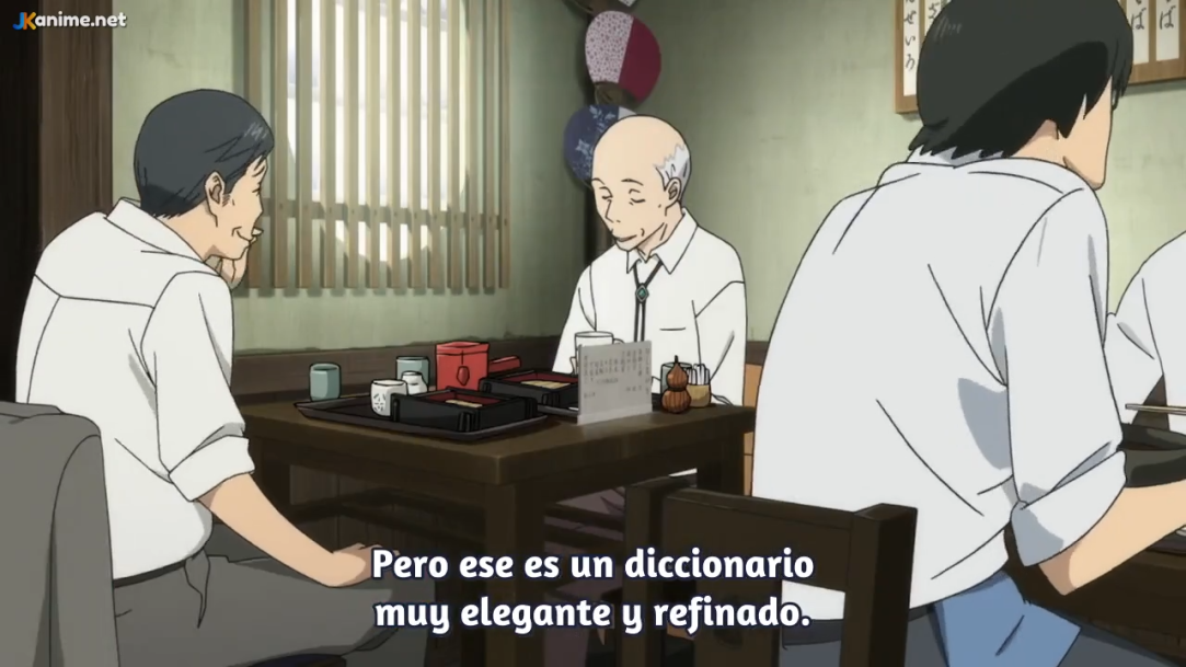 in this scene from an anime, three men engage in conversation at a restaurant table. the ambiance is warm and inviting, bathed in natural daylight filtering through the windows. the focus is on a man with short black hair, his back turned to the viewer. he sits across from an older man with a shaved head and another man with short black hair who is facing him. a dictionary rests on the table, a point of interest in their conversation as indicated by the subtitles: "pero ese es un diccionario muy elegante y refinado." this translates to, "but this is a very elegant and refined dictionary." the scene exudes a sense of everyday life, with its focus on simple human interaction and the quiet atmosphere of the restaurant.