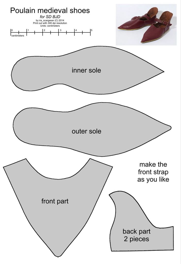 the image is a pattern for making poulain medieval shoes for sd bjd dolls. it includes templates for the inner sole, outer sole, front part, and back part (requiring two pieces). the pattern provides instructions to make the front strap as desired and includes a centimeter scale for sizing. it specifies a 300 dpi resolution for printing.