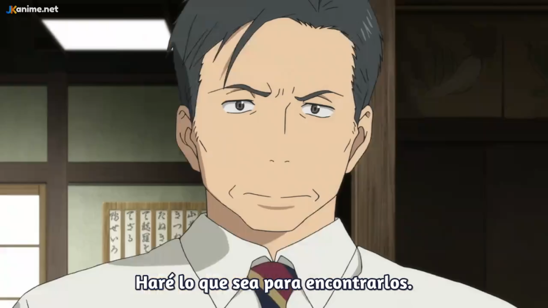 a closeup screenshot of an adult male anime character from the chest up against a blurred background. he has short, dark hair with slight wrinkles and gray streaks. he is wearing a white dress shirt with the collar unbuttoned and a striped orange and red tie.  he has a determined yet concerned expression.  the image has a slightly green color cast.  spanish subtitles at the bottom of the frame read "hare lo que sea para encontrarlos."