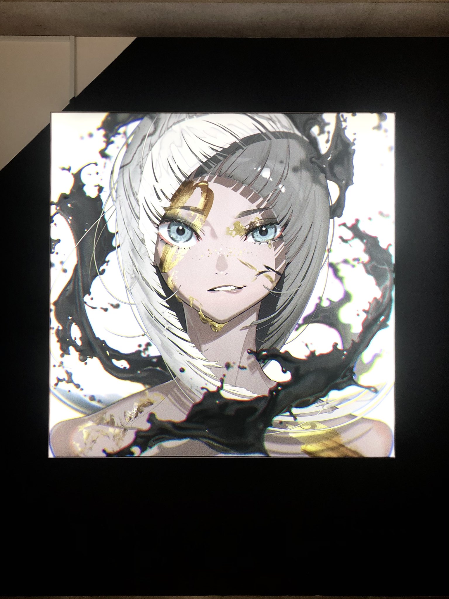 a digital illustration of an anime girl with white hair and blue eyes is presented in a black frame. the girl's image is set against a white backdrop where black and gold paint splashes create a dynamic and abstract composition. the girl's expression is one of subtle joy, her lips curved into a gentle smile and her bright blue eyes directly engage the viewer. the artwork is brightly illuminated, drawing attention to the details of the piece.