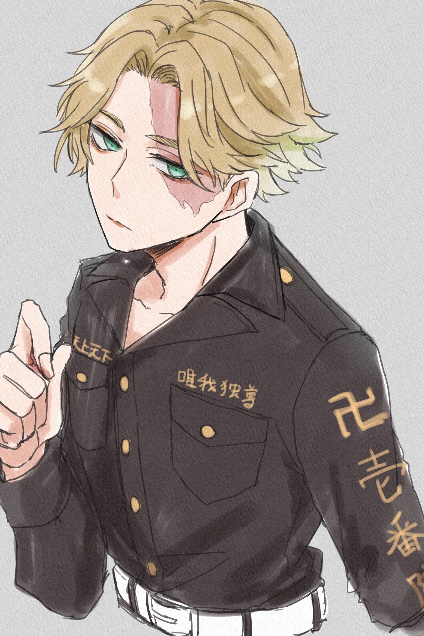 an anime style illustration of a young man with blonde hair and green eyes. he is wearing a black jacket with gold buttons and embroidery on the sleeve. the jacket has a patch on the chest that says "噛み殺す" in japanese. the character has a scar across his face and is looking at the viewer with a determined expression.