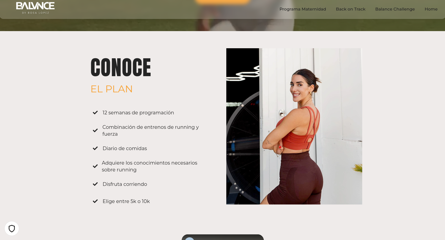 the image is a website screen shot for a running fitness plan. the text on the page is in spanish and it explains the running fitness plan. there is an image of a woman in running gear with a white background.