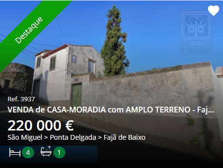 an image of a house with a "for sale" sign. the sign is green and white and says "destaque" in portuguese, which means "highlight." the house is located on a hillside, and there is a tree in front of it. the sign also includes the price of the house, which is 220,000 euros.