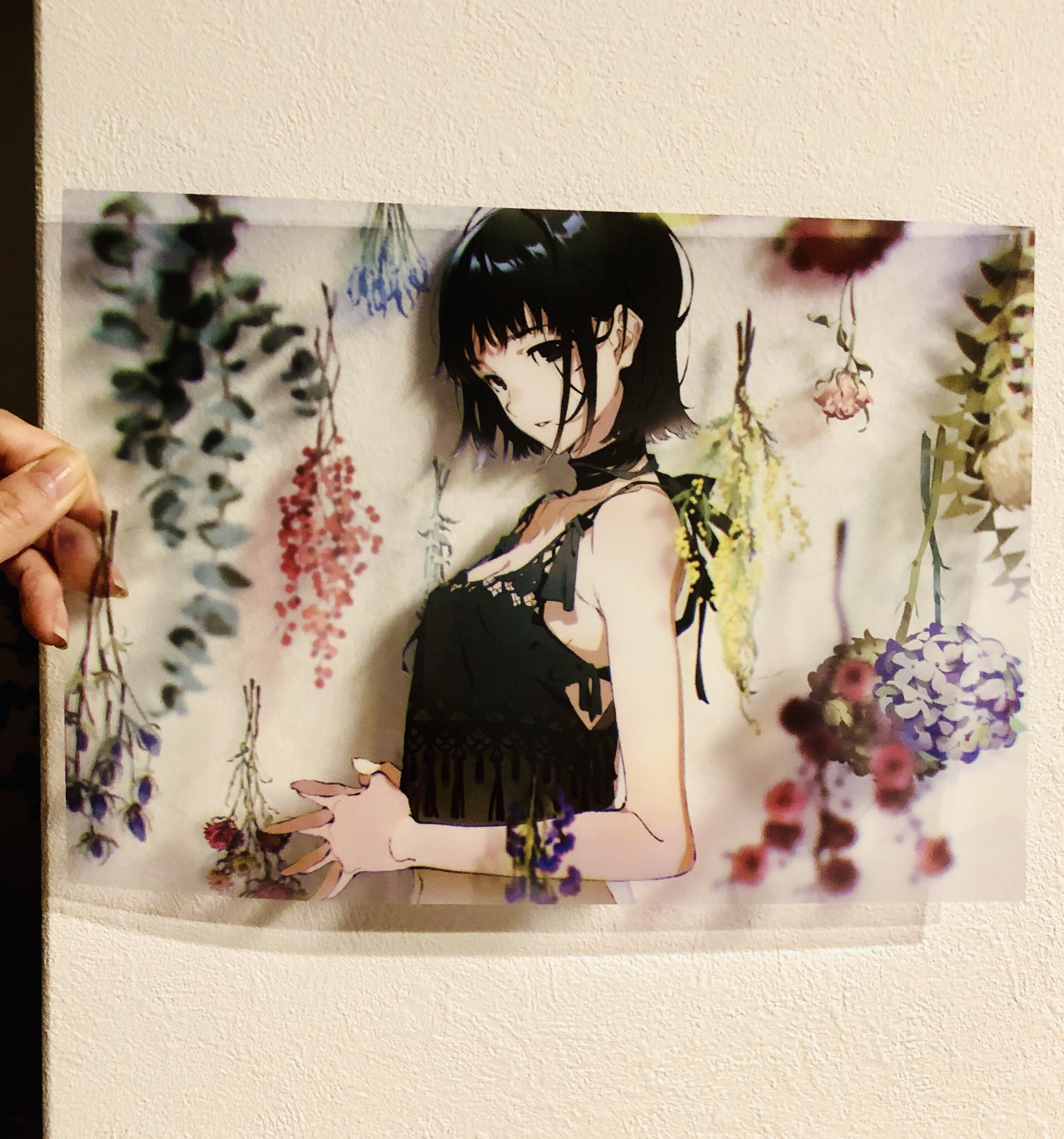 an animestyle illustration of a girl with short black hair, wearing a black top and choker, standing in front of a white wall adorned with hanging dried flowers. she is positioned slightly to the left of the center, with her right hand gently reaching out. the illustration has a soft focus, creating a dreamlike atmosphere.