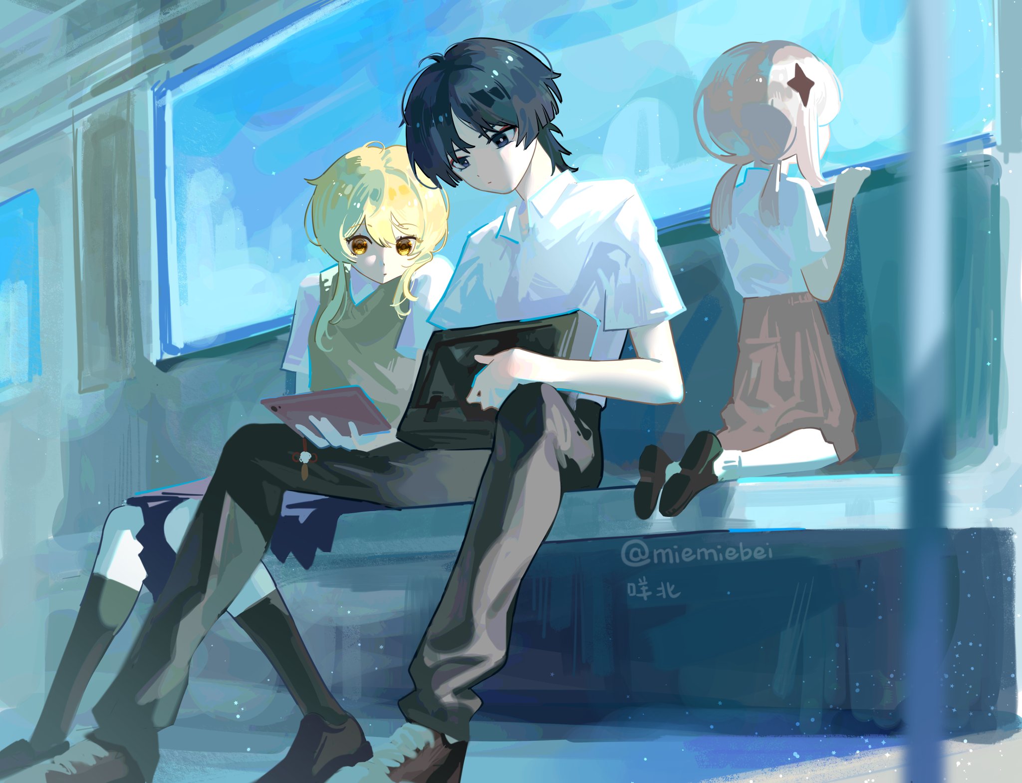 three anime characters are sitting on a bench in a train car. the character on the right is a girl with pink hair and a white shirt, and the character in the middle is a boy with black hair and a white shirt. the character on the left is a girl with yellow hair and a brown shirt. the boy is holding a book and the girl is holding a tablet, and the window behind them is blue.