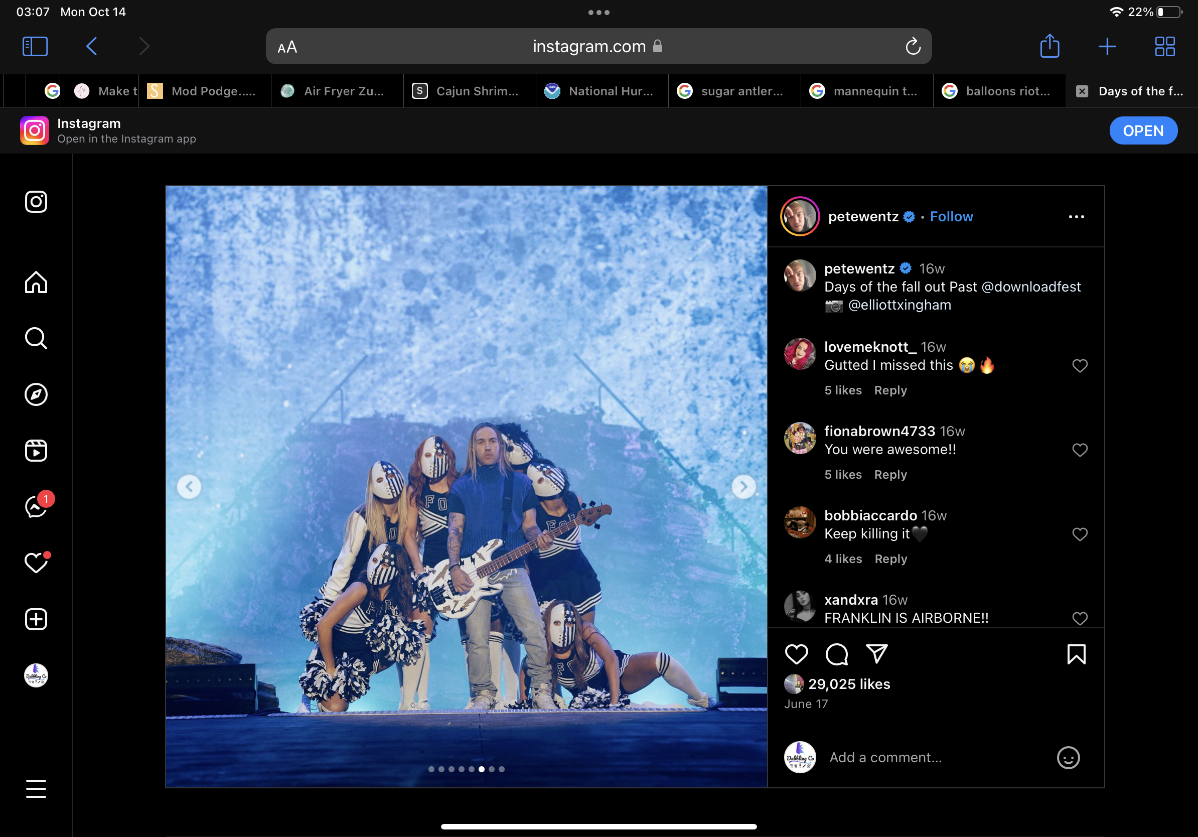this is a screenshot of an instagram post showing a band performing live at a concert. the band is playing rock music, and the guitarist is wearing a blue shirt and jeans while the other band members are wearing white and black cheerleading uniforms. there are multiple fans in the crowd, and the post has gained over 29,000 likes and comments from fans.  the post is tagged with the hashtag #downloadfest and @elliottxingham.