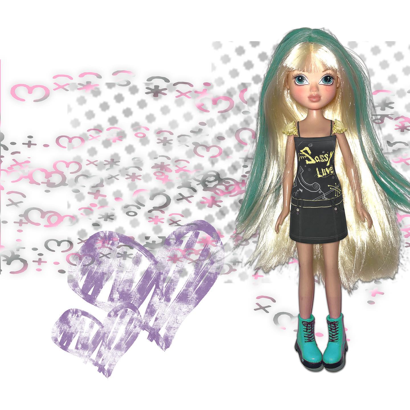 the image showcases a bratz doll, specifically sasha,  with teal and blonde hair styled in long, straight locks.  she is wearing a short black dress featuring a yellow "sassy live" graphic and turquoise boots. the doll is positioned against a background with a pattern of small, stylized hearts, x's, and other symbols in shades of gray, pink, and purple.  two large, abstract, distressed purple hearts are in the foreground. the overall aesthetic is reminiscent of the early 2000s fashion doll era.