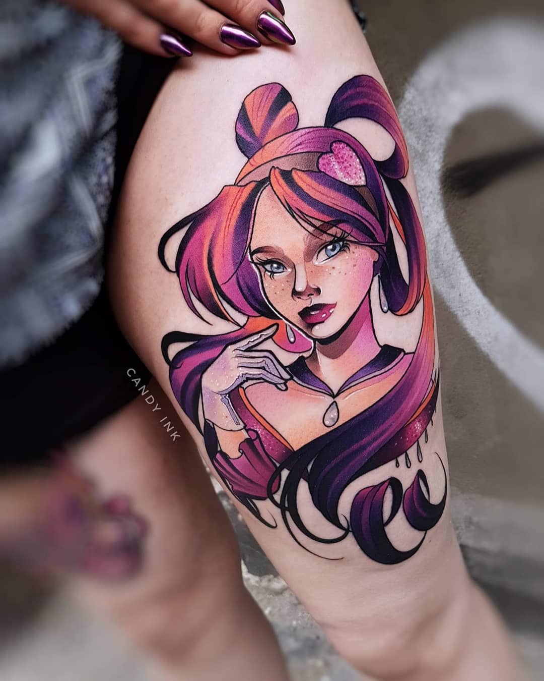 the image shows a thigh tattoo of a woman in an anime art style. the tattoo is colorful and detailed, with a variety of shades of purple, pink, and orange. the woman has long, flowing hair and is wearing a dress. she is holding a heart in her hand. the tattoo is of high quality and appears to be welldone.