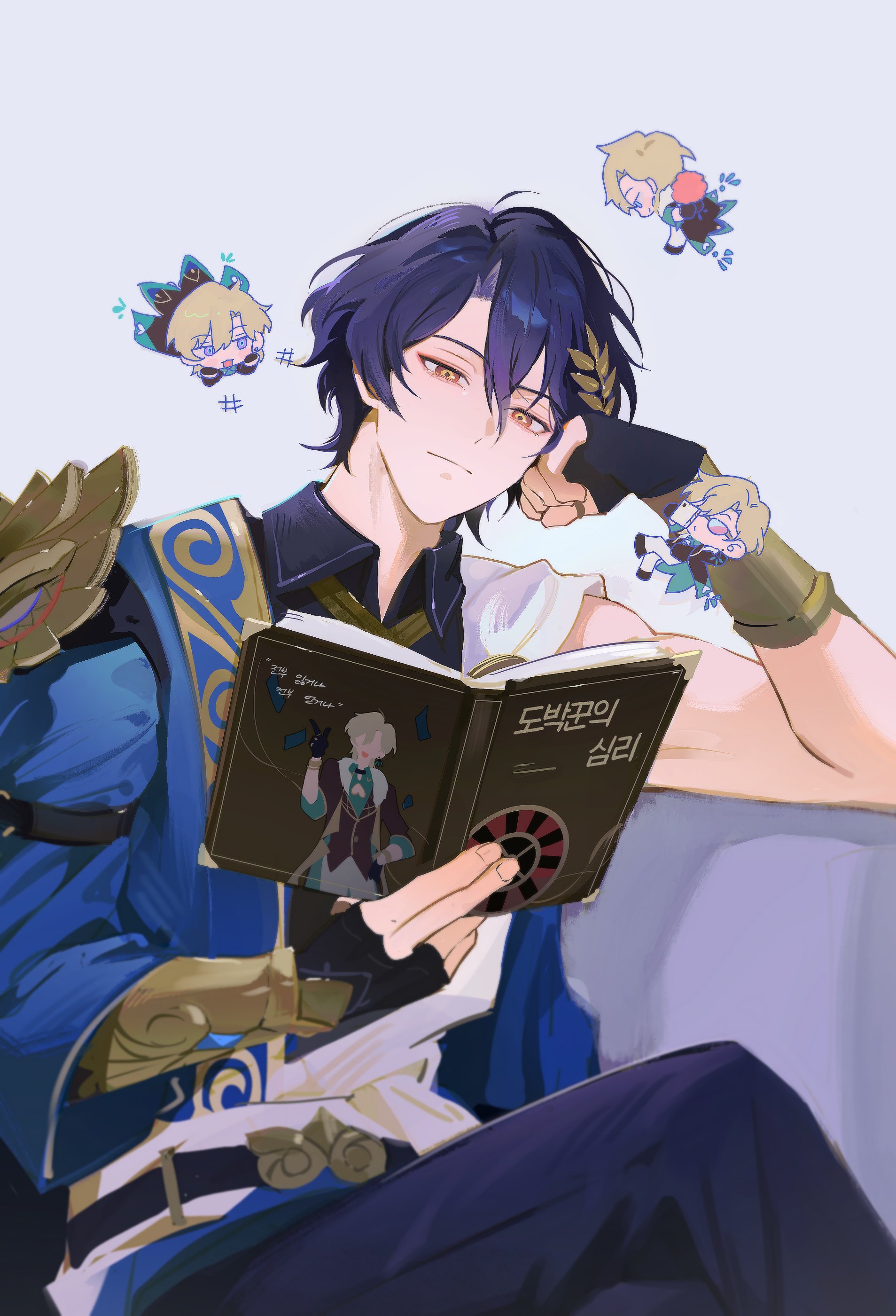 he image is a digital fanart depicting thoma from the video game genshin impact. he is sitting and reading a book, which appears to be in korean.  several chibi versions of other genshin impact characters are floating around him, suggesting a lighthearted and whimsical mood. thoma is depicted in a relaxed pose, wearing his signature outfit with blue and gold accents, and his characteristic purple hair. the art style is soft and slightly stylized, reminiscent of manga and anime.