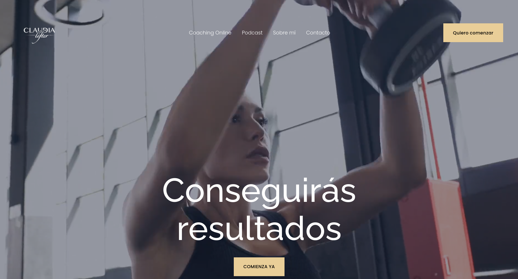 a woman in a gym is lifting weights. she is looking to the side, and her face is determined. the image is captioned "conseguirá resultados" which translates to "you will achieve results". the image is likely from a website or social media page promoting fitness and weight training.