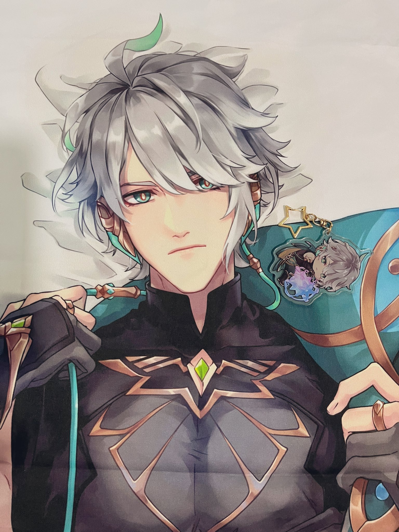 a drawing of albedo from the game genshin impact. he is depicted with his signature white hair, pale skin, and a serious expression.  he is wearing a dark green and gold outfit with a large piece of fabric wrapped around his shoulder, and a glowing green jewel on his chest.