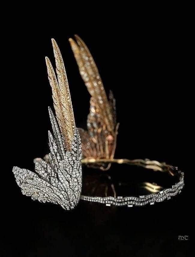 a stunning diamond and gold crown adorned with intricate winglike designs,  a symbol of royal elegance and luxury. the crown shimmers with brilliant diamonds that are carefully set in a delicate, ornate pattern. the golden wings create a striking contrast against the sparkling diamonds, emphasizing the richness of the design.