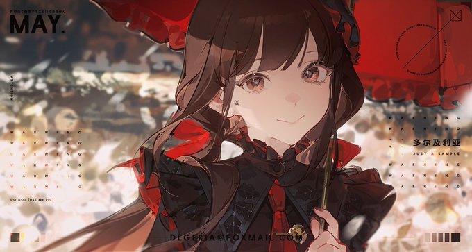 the image is a digital illustration featuring an animestyle girl with long brown hair and brown eyes. she is wearing a black and red gothicstyle dress with a red ribbon tie and holding a red umbrella decorated with a black lace trim.  the background is blurred, suggesting an outdoor market setting with warm, soft lighting. chinese text is visible on the right side of the image, along with a faint "may" calendar on the left, indicating it could be a desktop wallpaper design.