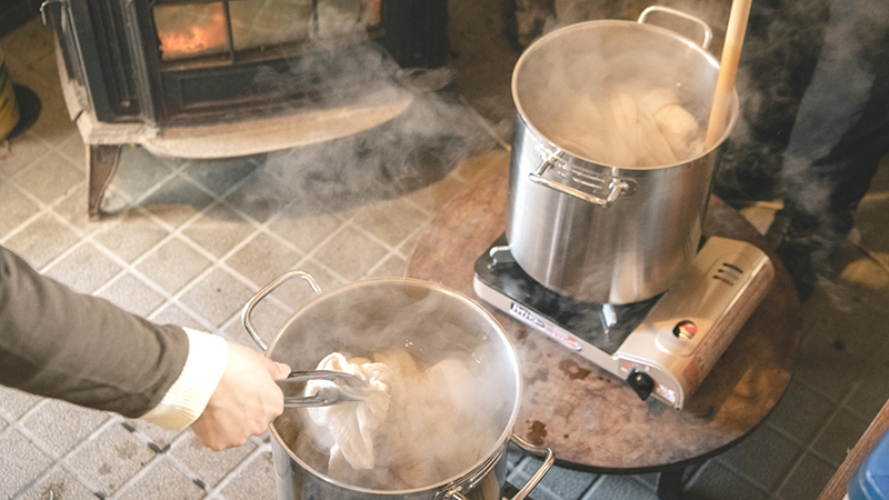 庭仕事をする家族のイラスト