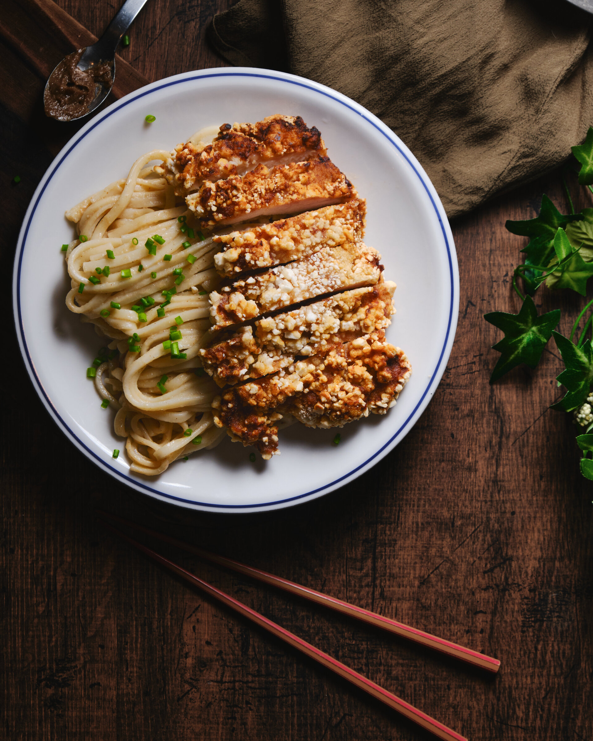 台湾風唐揚げ、鶏排 (ジーパイ)のせ胡麻和えうどん