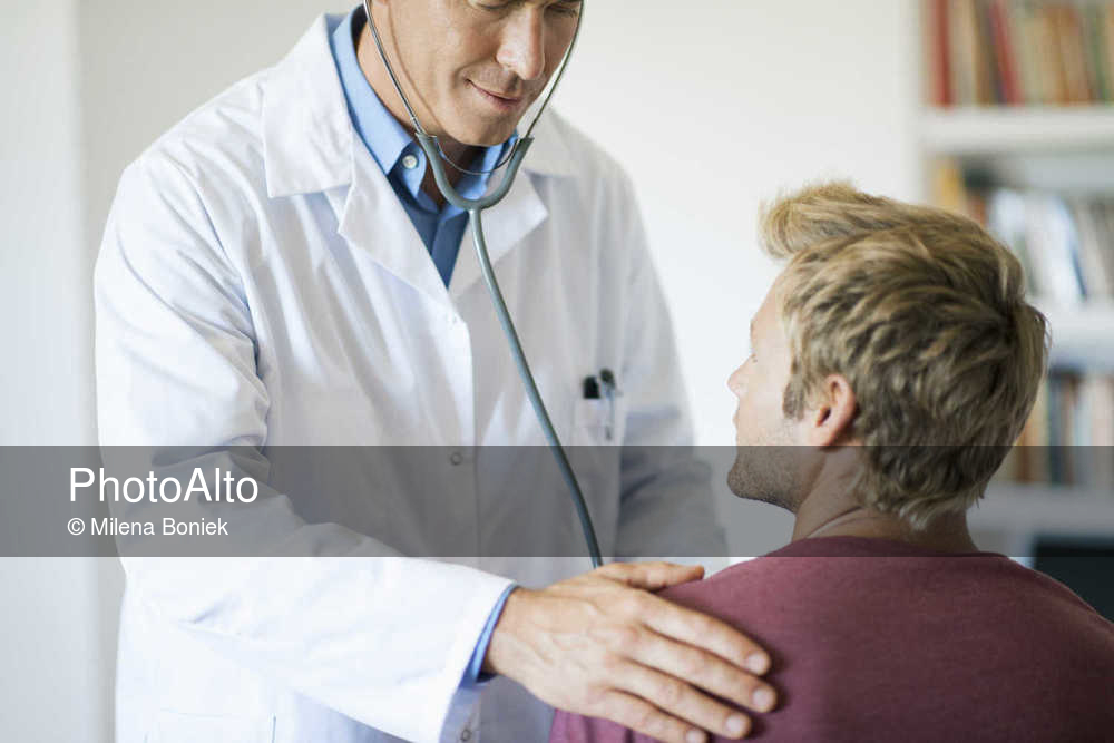 Врач как лечит видео. Остеохондроз у стоматологов. A Doctor examining a Patient.