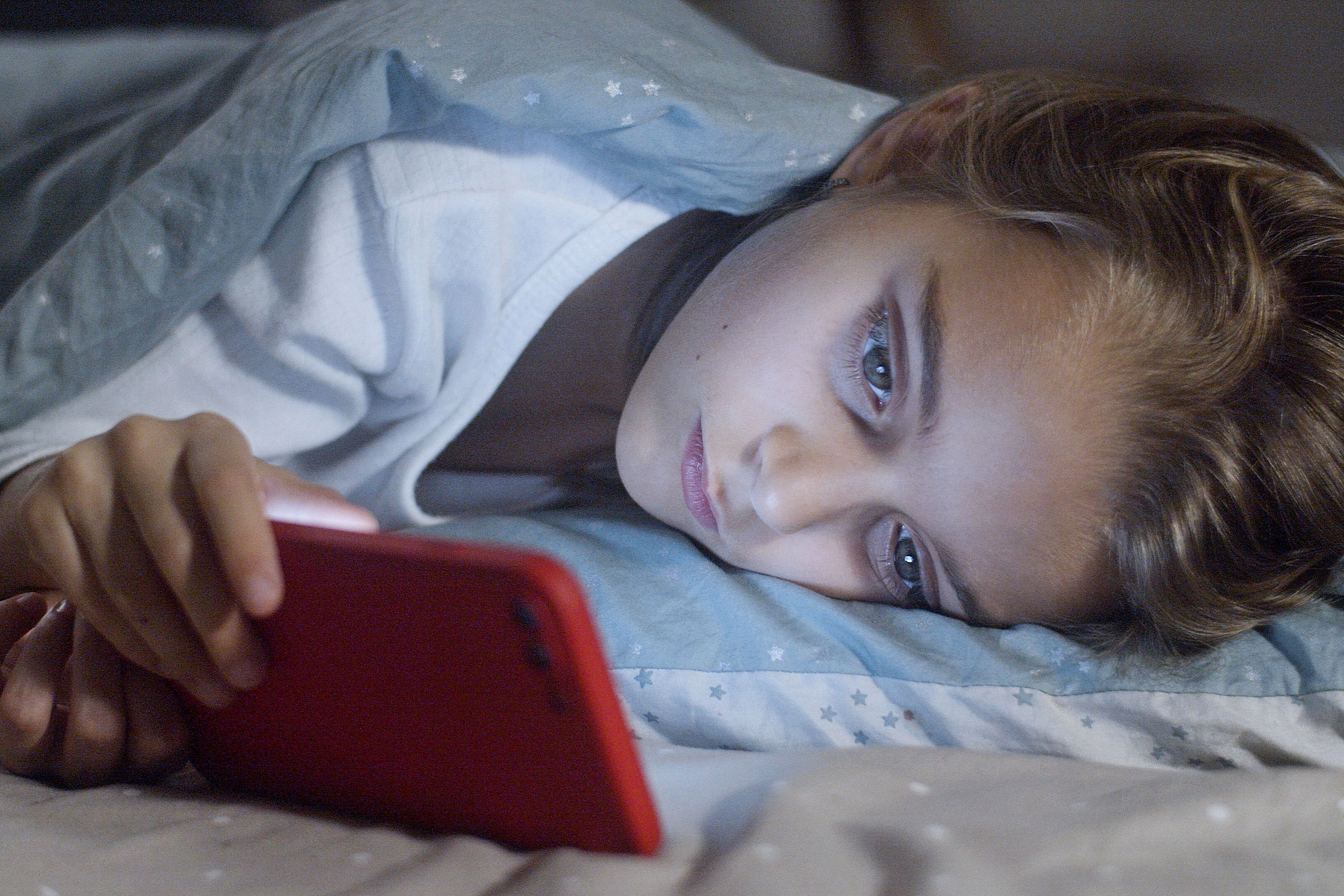 Child Screen Addiction: Signs & Fix