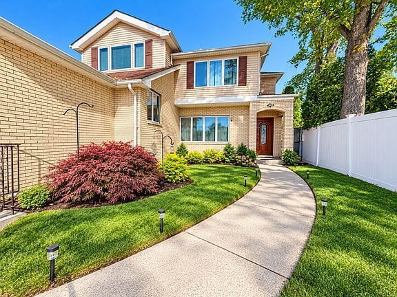 3-bedroom apartment in Great Kills 2