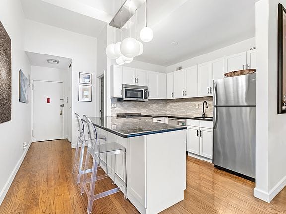 1-bedroom apartment in Chelsea 3