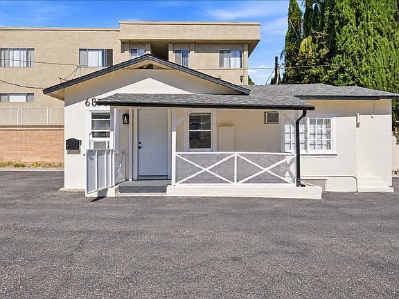 2-bedroom apartment in Van Nuys 1