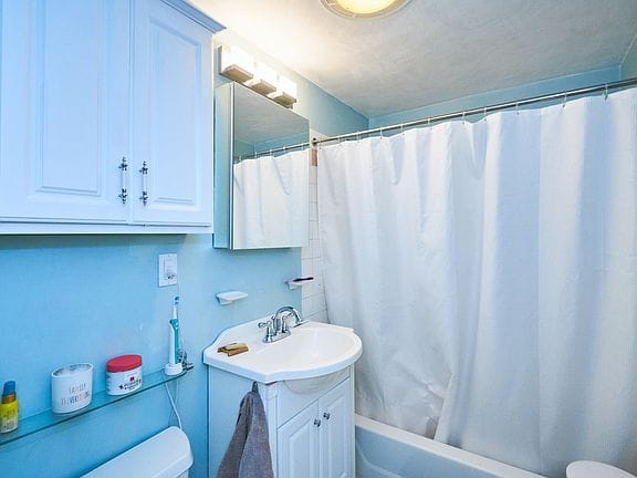 1-bedroom apartment in South Boston 7