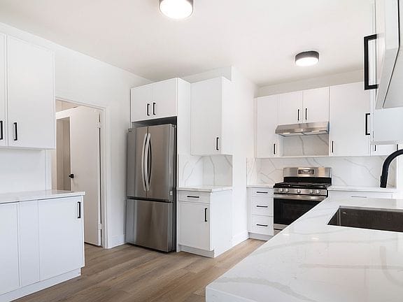 3-bedroom apartment in Beverly Grove 1