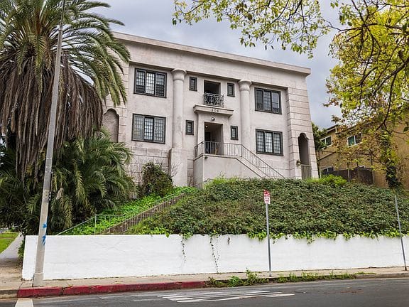 Studio apartment in Westlake 5