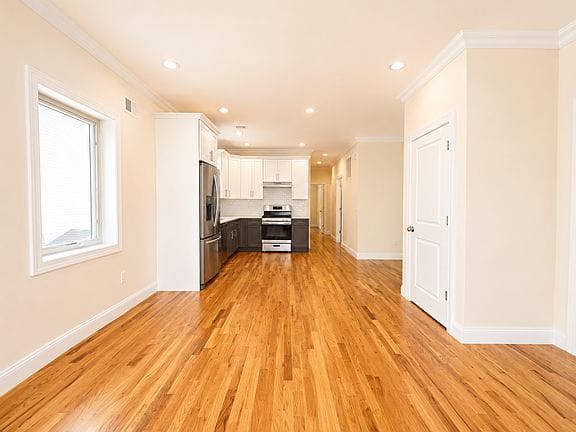 3-bedroom apartment in Great Kills 9