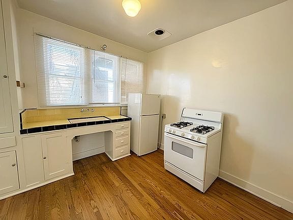 1-bedroom apartment in Chinatown 4