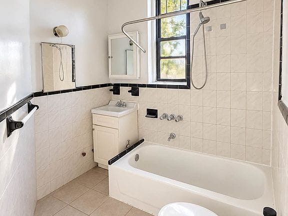 1-bedroom apartment in Sunnyside 7