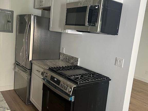1-bedroom apartment in Hollywood Studio District 4