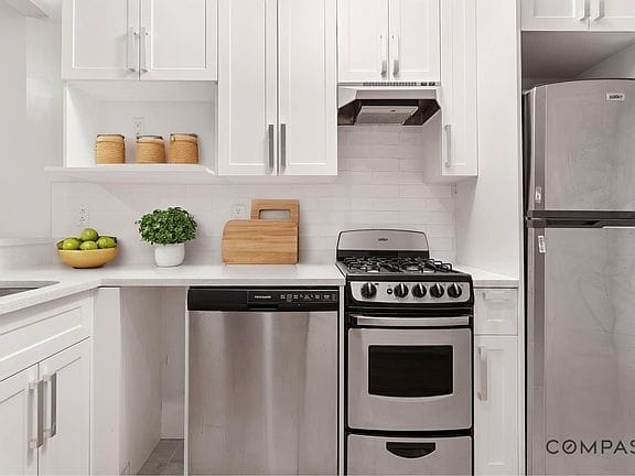 3-bedroom apartment in Financial District 3