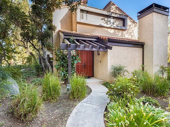 3-bedroom apartment in Woodland Hills 1