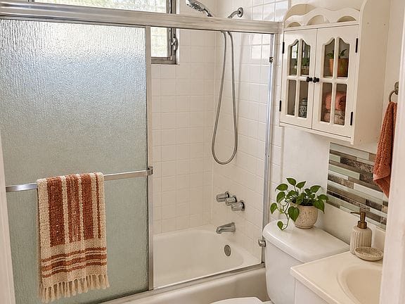 2-bedroom apartment in East Hollywood 9