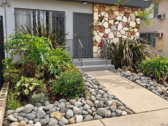 2-bedroom apartment in East Hollywood 10