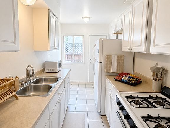 1-bedroom apartment in Mid-City 9