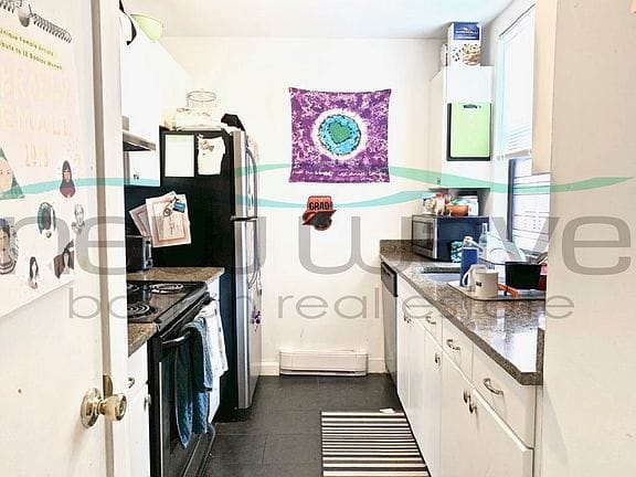 3-bedroom apartment in Roxbury 4