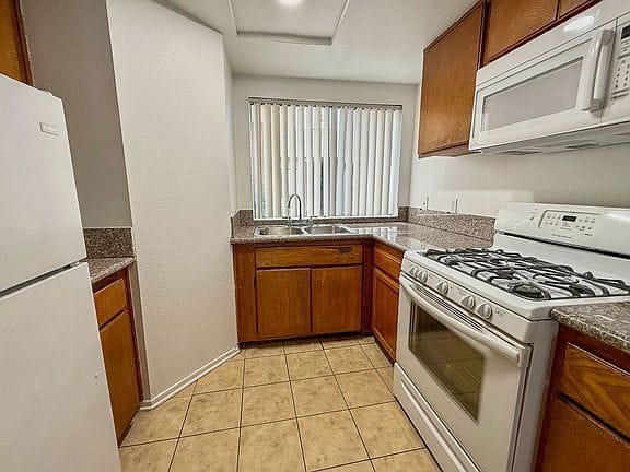 2-bedroom apartment in East Hollywood 7