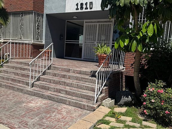 1-bedroom apartment in Hollywood Studio District 1