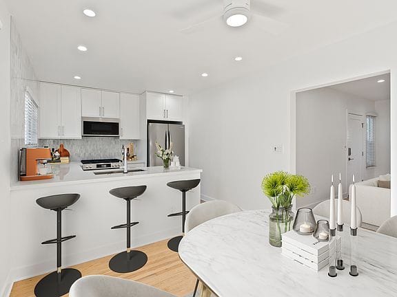 2-bedroom apartment in Hollywood Hills West 1