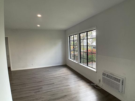 1-bedroom apartment in Valley Village 6