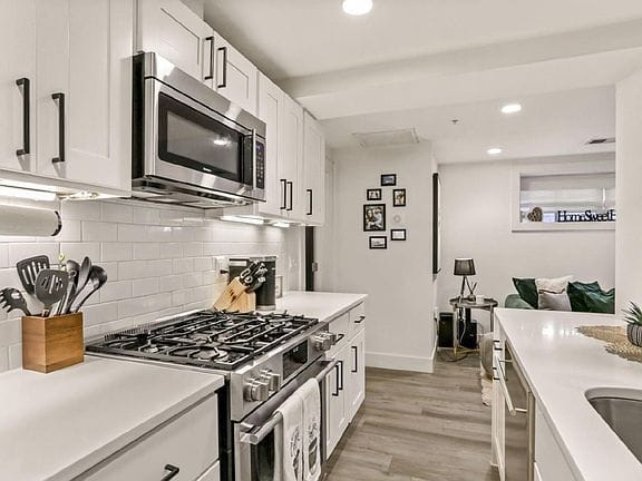 2-bedroom apartment in 16th Street Heights 8