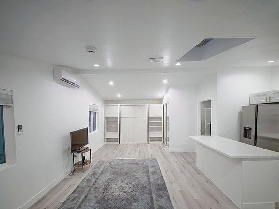 Studio apartment in Woodland Hills 5