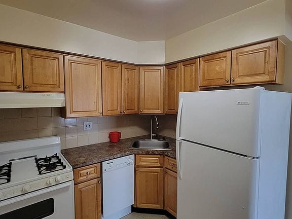 2-bedroom apartment in College Point 2
