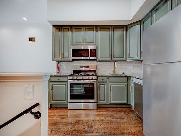 8-bedroom apartment in Strawberry Mansion 2