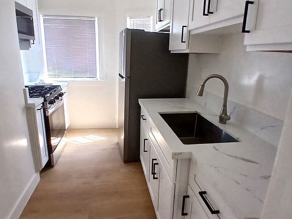 1-bedroom apartment in Vermont Square 9