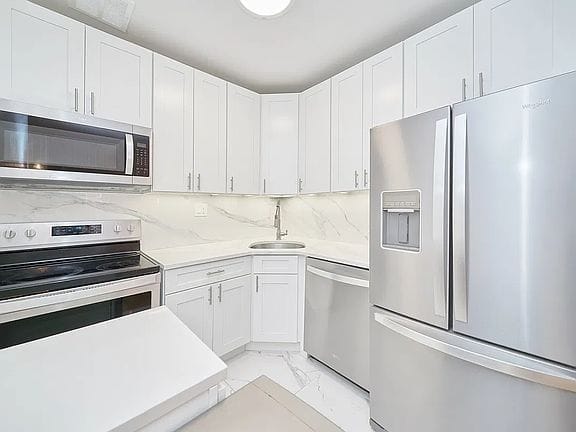 2-bedroom apartment in Midtown East 9
