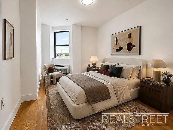 2-bedroom apartment in Elmhurst 4