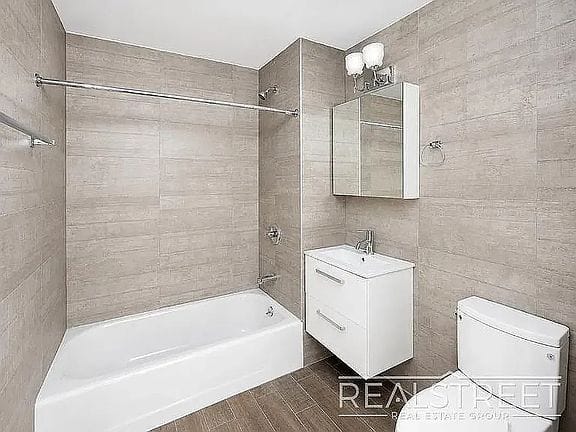 2-bedroom apartment in Elmhurst 6